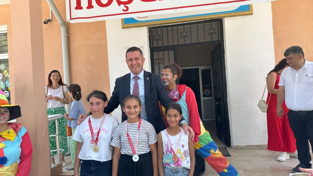 BAŞKAN AMCA’DAN KARNE HEDİYESİ: ‘MASAL GİBİ BİR GÜN!’